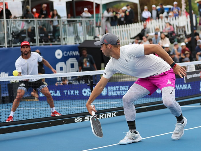 Pickleball đơn vs. đôi: Cuộc đối đầu chiến lược hay bài tập bổ trợ hoàn hảo? pickleball-don-vs-doi-mypickle